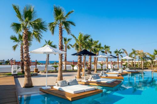 Ležadlá pri bazéne v Stella Island Luxury Resort & Spa