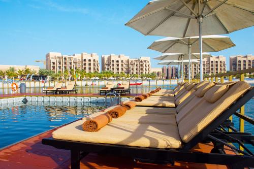 Ležadlá pri bazéne v Doubletree by Hilton Resort & Spa Marjan Island