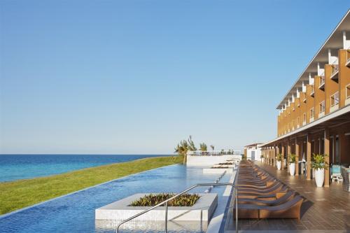 Bazén s výhľadom na more v hoteli Ocean Vista Azul by H10