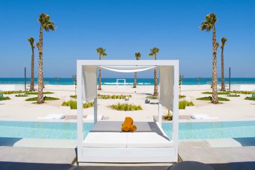 Baldachýn pri bazéne v Niki Beach Resort & Spa
