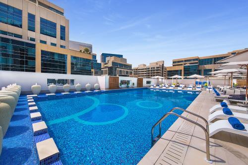 Bazén v Doubletree by Hilton Dubai - Business bay