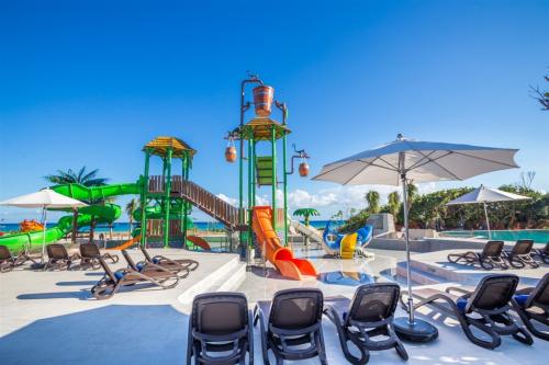 Hotel Sandos Playacar Beach - lehátka pri bazéne      