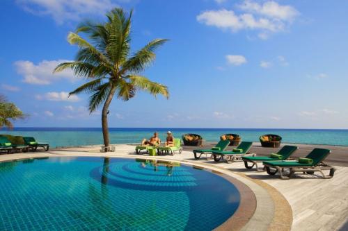 Hotelový Resort Kuredu Island Resort & Spa Maldives - lehátka pri bazéne      