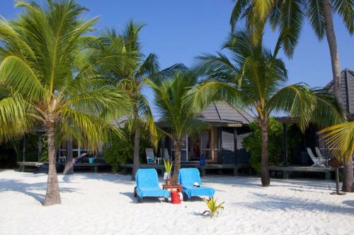 Hotelový Resort Kuredu Island Resort & Spa Maldives - Piesočnatá pláž a lehátka