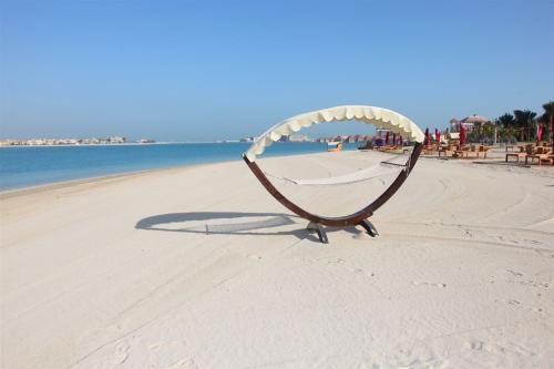 Oddych v hojdacej sieti na pláži hotela Rixos The Palm Dubai