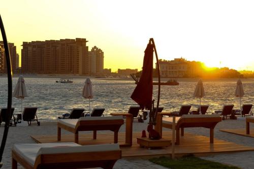 Relax na lehátkach pred hotelom Rixos The Palm Dubai