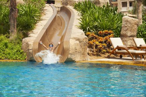 Dieťa na tobogáne v Sofitel Dubai The Palm Resort & Spa