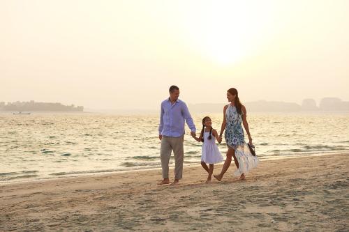 Ľudia na pláži pri hoteli Waldorf Astoria Dubai Palm Jumeirah