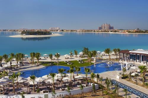 Pohľad na pláž z hotela Waldorf Astoria Dubai Palm Jumeirah