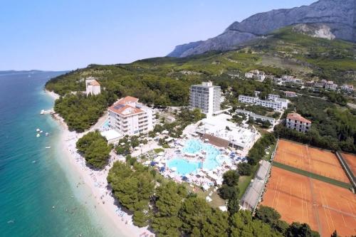 Pohľad z hora na hotel Bluesun depandanse Maslinik