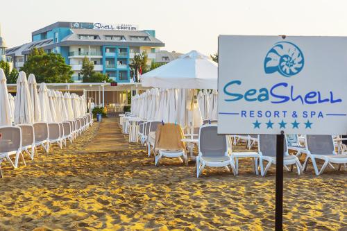 Pláž v Seashell Resort & Spa