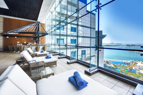 Ležadlá s výhľadom v Dukes Dubai, a Royal Hideaway Hotel