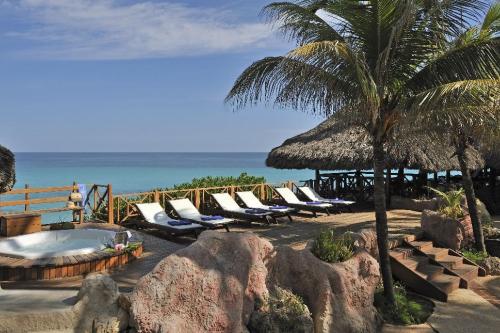 Ležadlá pri vírivke hotela Meliá Varadero