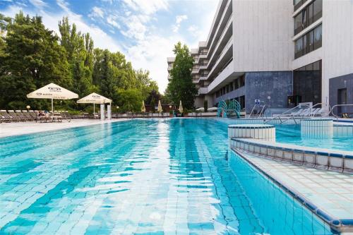 Vonkajší bazén v hoteli Danubius Health Spa Resort Esplanade