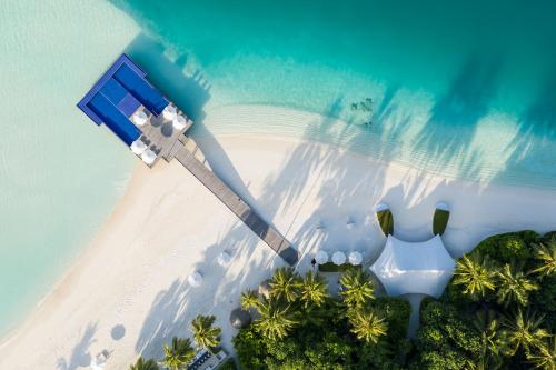 Pohľad z výšky na pieskovú pláž pred hotelom Conrad Maldives Rangali Island