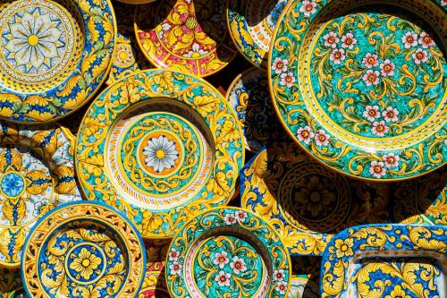 Ručná práca na taniere na Sicíli.