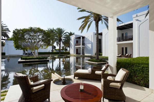 Posedenie na terase izby v The Chedi Muscat