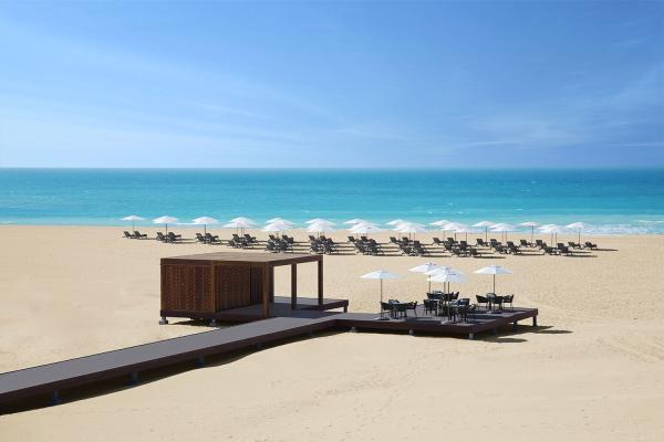 Pláž pri Saadiyat Rotana Resort & Villas Abu Dhabi