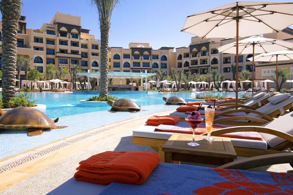 Ležadlá pri bazéne v Saadiyat Rotana Resort & Villas Abu Dhabi
