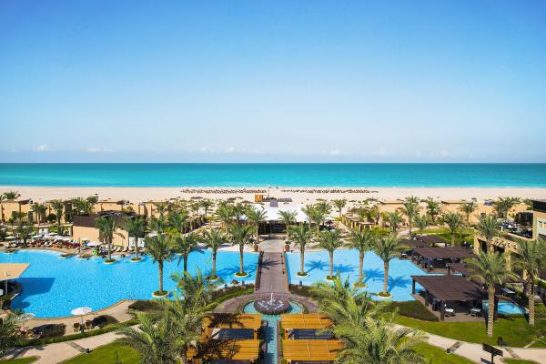 Pohľad na bazén a pláž pri Saadiyat Rotana Resort & Villas Abu Dhabi
