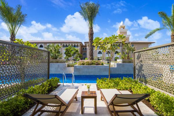 Terasa izby so vstupom do bazéna v Rixos Premium Saadiyat Island Abu Dhabi