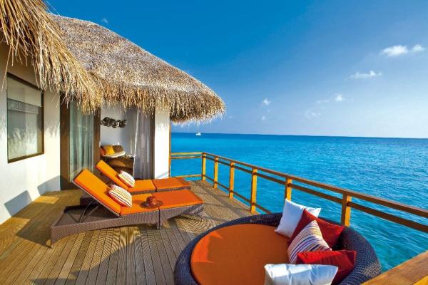 Ubytovanie s terasou a výhľadom na more v rezorte Velassaru Maldives