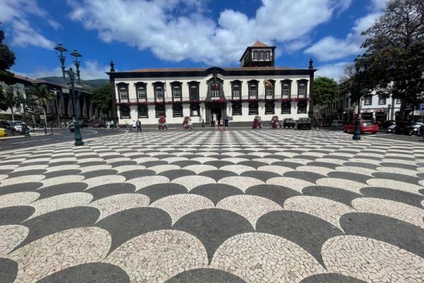 Radničné námestie s radnicou v meste Funchal, Madeira.