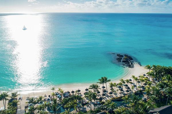 Pohľad zhora na areál a pláž