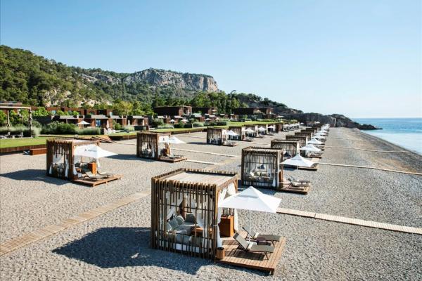 Piesková pláž s ležadlami v hoteli Maxx Royal Kemer