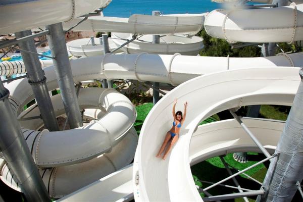 Zábava na tobogánoch v hoteli Kaya Palazzo Golf Resort