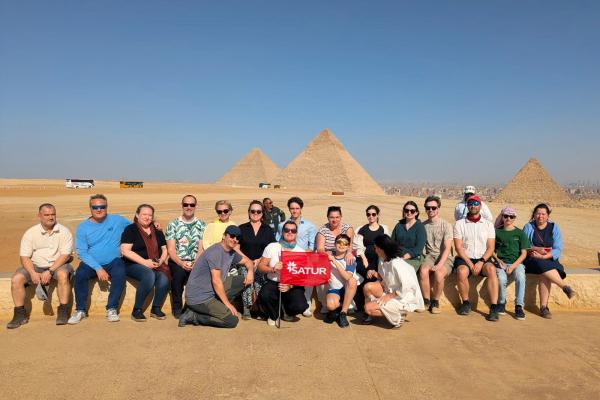 Skupina ľudí CK SATUR pred pyramídami v Gíze.