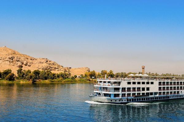 Výletná turistická loď na rieke Níl