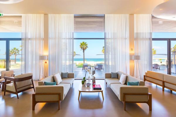 Posedenie v Niki Beach Resort & Spa