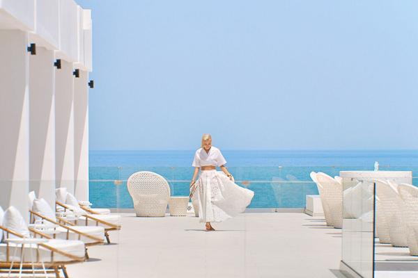 Žena v Grecotel Lux Me White Palace 