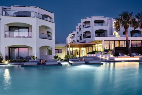 Večerný pohľad od bazéna na hotela TUI Sensimar Caravel Suites