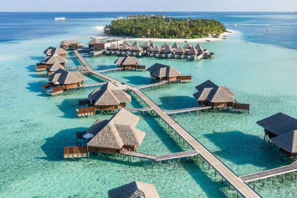 Pohľad z výšky na bungalovy nad morom v hoteli Conrad Maldives Rangali Island