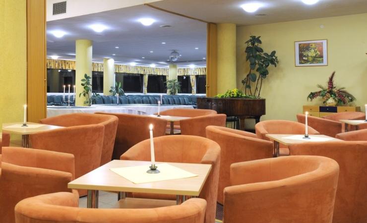 Aperitív bar, hotel SOREA Máj, Lipt. Ján
