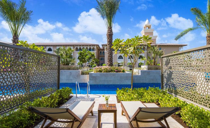 Terasa izby so vstupom do bazéna v Rixos Premium Saadiyat Island Abu Dhabi