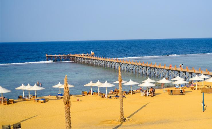 Piesková pláž pred hotelom Albatros Sea World