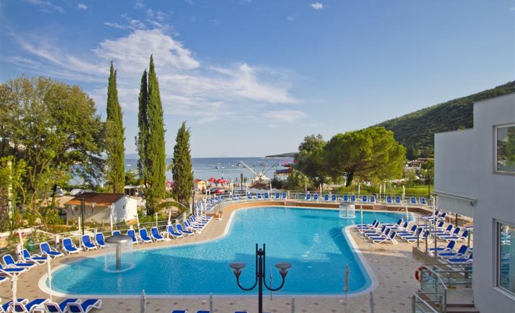 Bazén pred hotelom Mimosa / Lido Palace