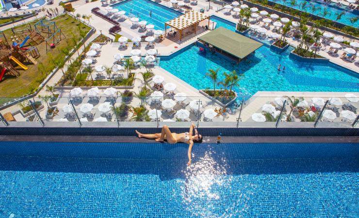 Žena v bazéne v Mylome Luxury Hotel & Resort