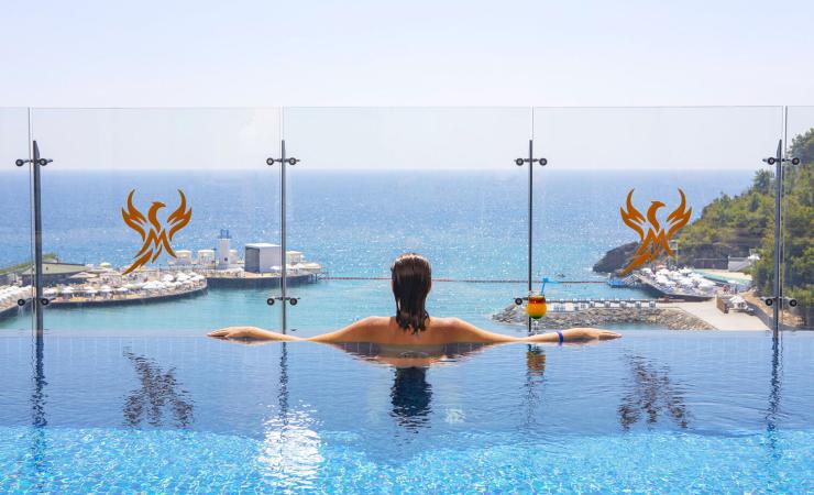 Žena v bazéne v Mylome Luxury Hotel & Resort