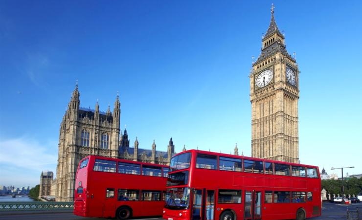 Big Ben s tradičnými červenými autobusmi