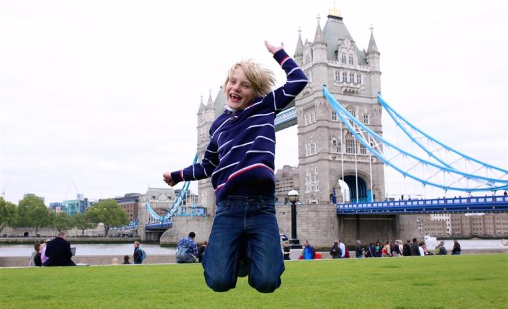 Chlapec pred Tower Bridge