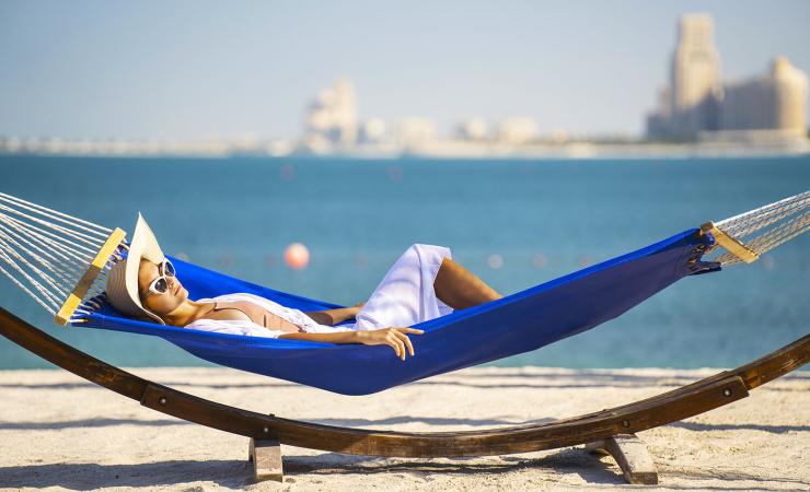 Žena na lehátku v hoteli Rixos Bab Al Bahr