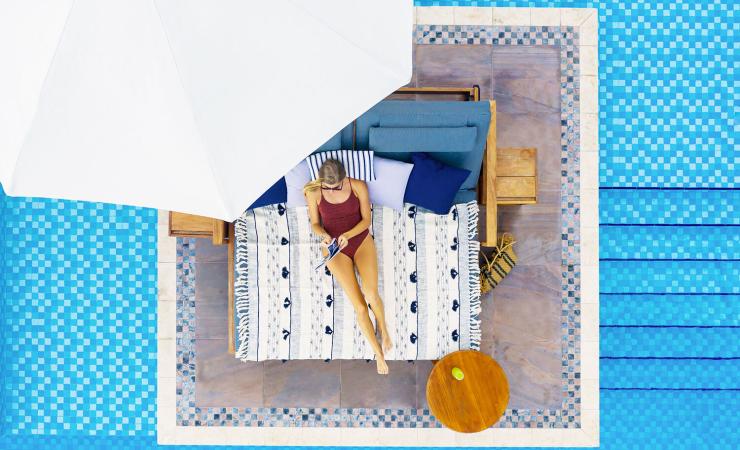 Žena pri bazéne v hoteli Rixos Premium Dubai