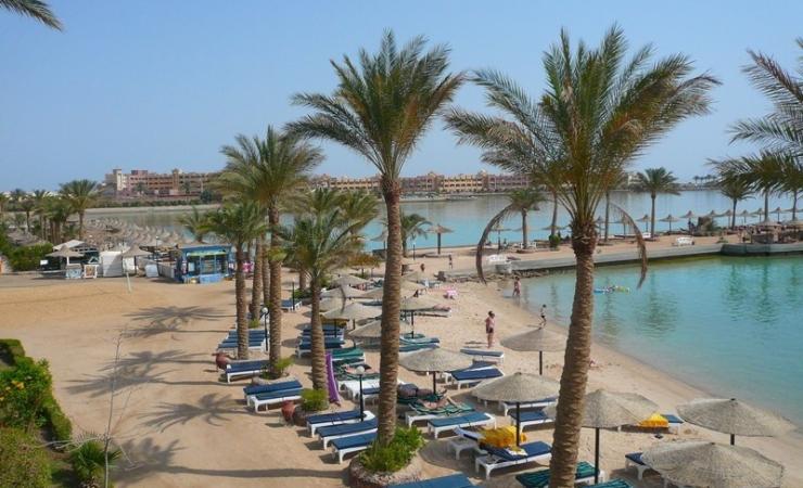 Pláž pred hotelom Arabia Azur