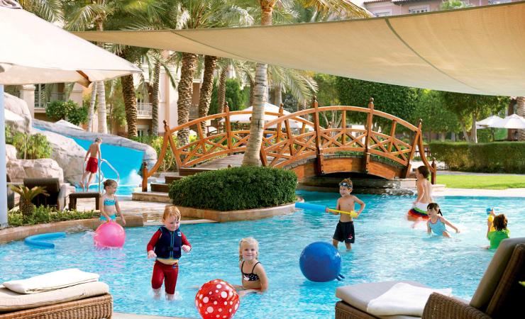 Deti v detskom bazéne v The Ritz-Carlton, Dubai, Jumeirah Beach
