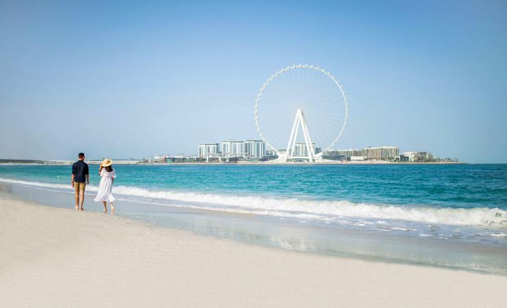 Dvojica na pláži pri The Ritz-Carlton, Dubai, Jumeirah Beach