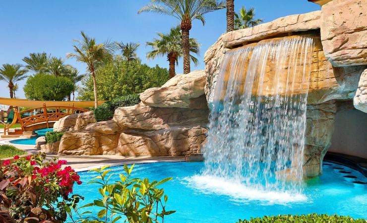 Vodopád v areáli hotela The Ritz-Carlton, Dubai, Jumeirah Beach